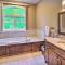 Spacious Bartlett Home with Fireplace and Kitchen - بارتليت