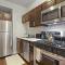 Warm & Lovely 2BR Apt close to Dining & Shops - Touhy 1S - شيكاغو