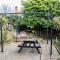 Airy 2 bedroom seaside flat with garden. Sleeps 3 - Kent