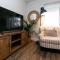 Cozy Renovated Oasis W Private Terrace & Parking