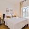 WHISPERING PALM Newly renovated cozy fenced in pool home - sleeps 8 - بالم كوست