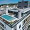 Adra 103 - Apartamento no centro de Bombinhas - Rooftop com piscina e academia - À poucos metros da praia - (Consultar serviços de roupas de cama e banho)