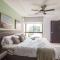 CR MARIPOSA RENTALS Cozy Retreat with Pool,Tennis,Gym,Free WiFi
