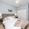 Livin Largo - Beautiful 3BR Home with Heated Pool