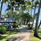 Sweet Creek Cottage, Palm Cove, 200m to Beach, Heated Pool, Pets - Palm Cove