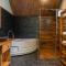 StayVista at The Artisans' Chalet with Indoor Jacuzzi - Manāli