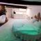 Studio équipé avec Lit rond / baignoire ilot / Table massage Aux Arcs - 阿尔让河畔阿尔克