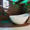 Studio équipé avec Lit rond / baignoire ilot / Table massage Aux Arcs