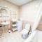 Beach Side Apartment with a Balcony - 派尔努