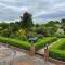 Beautiful 3 Bedroom Cottage - Picturesque Retreat