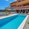 Apartment Zala with own pool - Ližnjan