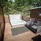 Hazel Oaks, Beautiful Lodge with Hot Tub - Sleeps 6 - Felmoor Park