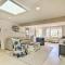Charming West Yarmouth Home about 2 Mi to Beach! - يارموث الغربية