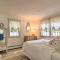 Charming West Yarmouth Home about 2 Mi to Beach! - يارموث الغربية