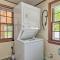 Charming West Yarmouth Home about 2 Mi to Beach! - يارموث الغربية