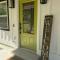 Cozy 2-bedroom Farmhouse with parking on premise