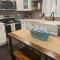 Cozy 2-bedroom Farmhouse with parking on premise