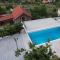 Patakun holiday home for 5, with heated pool - Lećevica