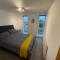 Spacious 2-Bedroom Flat Near Surbiton Station - Surbiton