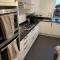 Spacious 2-Bedroom Flat Near Surbiton Station - Surbiton