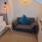 Neet Retreat - sleeps 7 next to beach