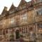 Stylish one bedroom Cotswold Coach House Tetbury