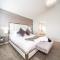 LUXURIOUS 6 Bed Home I Fireplace I near Sports Park I with Double Garage & Fast WiFi!