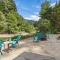 Cozy Creek Cabin - On Austin Creek Hot Tub - Dog Friendly - BBQ Grill - Fast WiFi - Cazadero