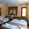 Varias Art House