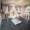 Angie's Haven, Superb 2 Bedroom Lodge with Hot Tub - Sleeps 6 - Felmoor Park - Morpeth