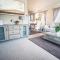 Hazel Oaks, Beautiful Lodge with Hot Tub - Sleeps 6 - Felmoor Park - 莫珀斯