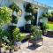 Private Heated Pool Oasis Pet-Friendly Retreat Short or long Stays Sleeps 2-8 Ppl