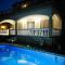 Chalet con piscina (B)