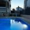 Chalet con piscina (B)