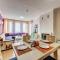 Colorful 2BD Apartment with Indoor Fireplace and Mountain View by Flat Mаnager