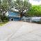 Blues Escape 4000 sqft. A few steps to Canyon Lake