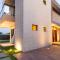 LUXURIOUS NEW HOUSE, UNFORGETABLE EXPERIENCE.