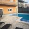 Apartment Gajo with swimming pool near Split - Srinjine