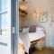 Boutique Cornish Shepherds Hut with Hot Tub