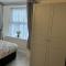 Ground Floor 1 Bedroom Apt With Parking, Edge of Glastonbury and Street - Street