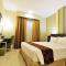 Pose In Hotel Solo