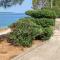 Dolphin view with a pool by the beach - Mandre