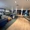 Mallard Corner, cosy Cotswold lakeview lodge
