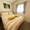 Mallard Corner, cosy Cotswold lakeview lodge