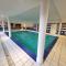 Appartement dans châlet avec piscine couverte