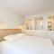 Maison Rénovée avec Jacuzzi et Cuisine dÉté au Centre du Village - FR-1-434-97