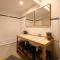 Maison Rénovée avec Jacuzzi et Cuisine dÉté au Centre du Village - FR-1-434-97