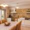 Amazing Home In Liznjan With Kitchen - Ližnjan