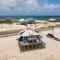 Island Escape - Gulf Access and Pet Friendly - Plus AMAZING views from the CROWS NEST! home - Дофин-Айленд