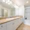 Irvine 2Bedroom 2 Bathroom Apartment with Kitchen Pool gym